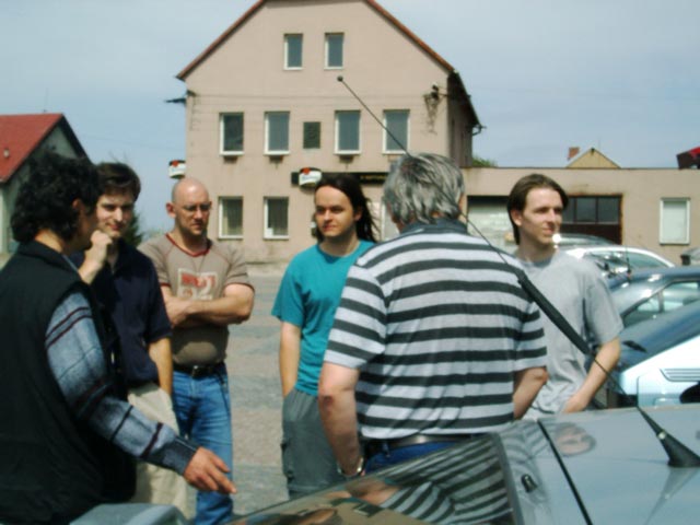 Debatující hlouček 