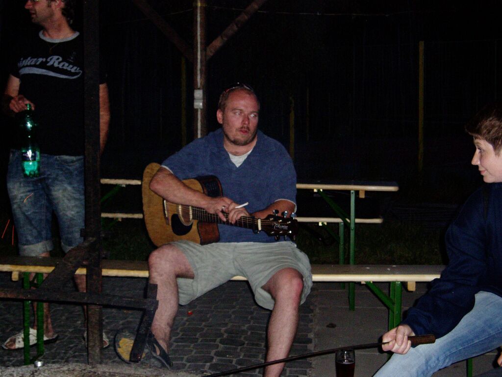 A Koule nám i večír chvíli hrál na kytaru, než zdrhnul za holkama