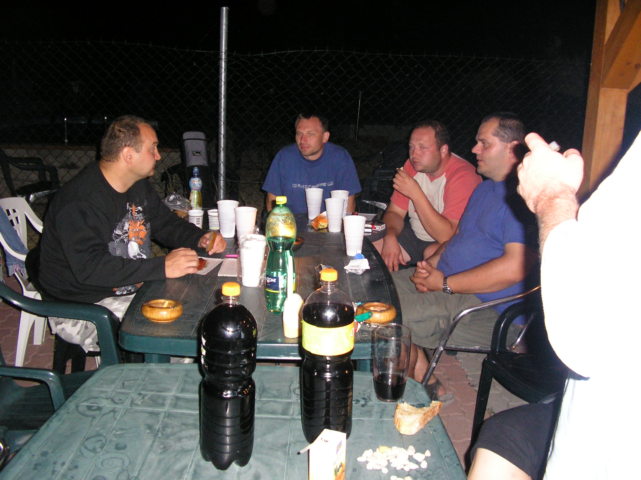 Večerní posezení u pivečka s táborákem . 