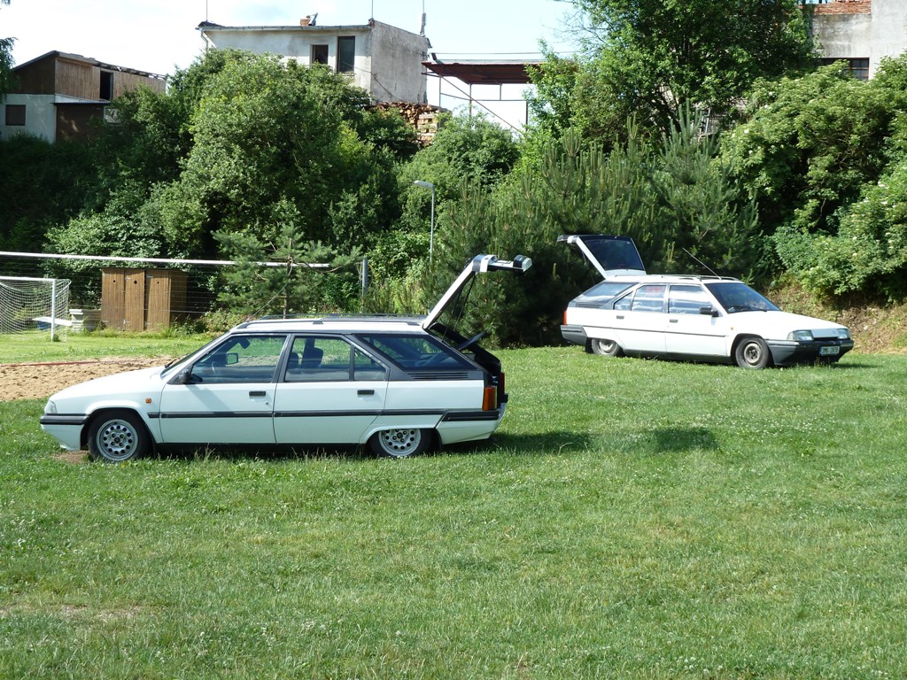 Naši dva kombíci vpředu Ladakh a hned za ním Hubi...